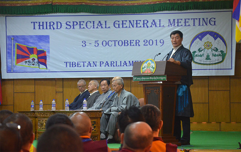 ༢༠༡༩་ལོའི་ཟླ་༡༠་ཚེས་༥་ཉིན། བོད་མིའི་སྒྲིག་འཛུགས་ཀྱི་སྲིད་སྐྱོང་བློ་བཟང་སེང་གེ་མཆོག་གིས་དམིགས་བསལ་ཚོགས་ཆེན་ཐེངས་གསུམ་པའི་ཐོག་གསུང་བཤད་གནང་སྐབས།