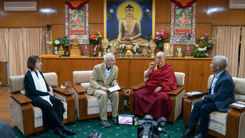 ༢༠༡༩་ལོའི་ཟླ་༡༠་ཚེས་༣༠་ཉིན། སེམས་དང་སྲོག་གི་བགྲོ་གླེང་ཐོག་༸གོང་ས་མཆོག་གིས་བཀའ་མོལ་གནང་བཞིན་པ། པར། ༸རྒྱལ་བ་རིན་པོ་ཆེའི་དྲ་རྒྱ།