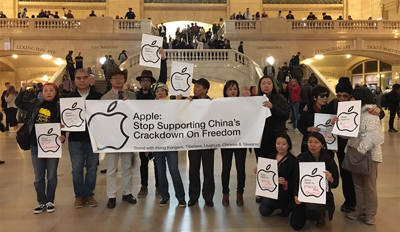 ༢༠༡༩་ལོའི་ཟླ་༡༠་ཚེས་༡༧་ཉིན། ཨ་རིའི་གྲོང་ཁྱེར་ནེའུ་དུ་ཡོད་པའི་ཀུ་ཤུ་ཚོང་ལས་ཁང་ལ། བོད་པ་དང་། ཧོང་ཀོང་། ཡུ་གུར། ཐེ་ཝན། རྒྱ་མི་སོགས་ཀྱི་ལས་འགུལ་བས་ངོ་རྒོལ་བྱས་འདུག པར། བོད་དོན་ལས་འགུལ་ཁང་།