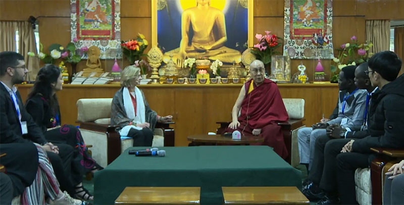 ༢༠༡༩་ལོའི་ཟླ་༡༠་ཚེས་༢༣་ཉིན། ༸གོང་ས་མཆོག་གིས་འཛམ་གླིང་ཞི་བདེ་བསྐྲུན་མཁན་ན་གཞོན་ཚོར་བཀའ་སློབ་གནང་བཞིན་པ།