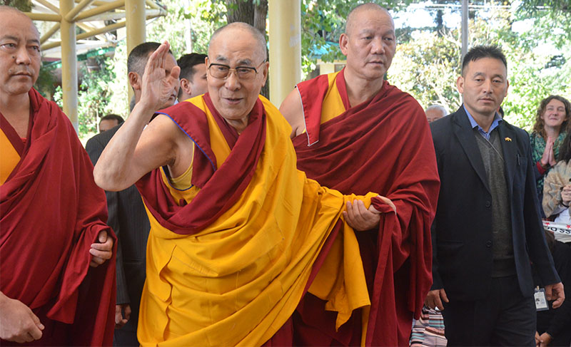 ༢༠༡༩་ལོའི་ཟླ་༡༠་ཚེས་༣་ཉིན།  སྤྱི་ནོར་༸གོང་ས་༸སྐྱབས་མགོན་ཆེན་པོ་མཆོག་བཞུགས་སྒར་རྡ་སའི་ཐེག་ཆེན་ཆོས་གླིང་གཙུག་ལག་ཁང་དུ་ཕེབས་སྐབས།