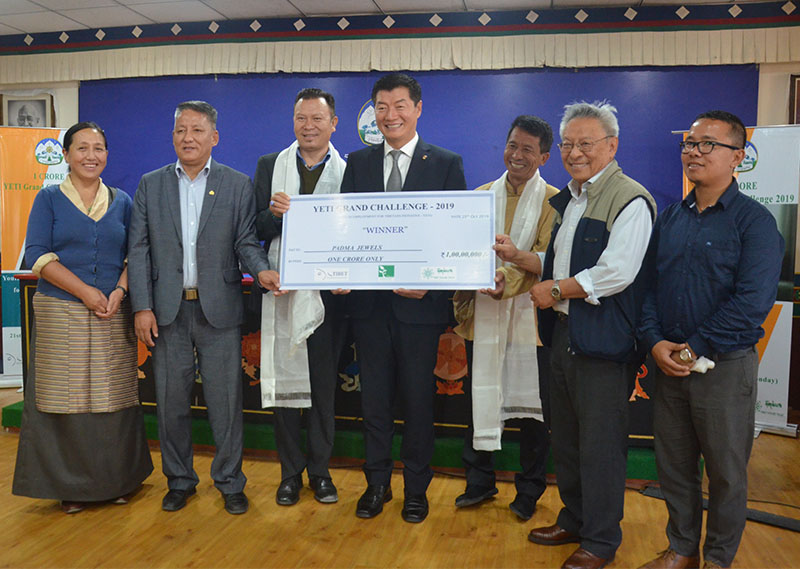 ༢༠༡༩་ལོའི་ཟླ་༡༠་ཚེས་༢༥་ཉིན། སྲིད་སྐྱོང་མཆོག་གིས་བོད་པའི་ཚོང་ལས་པ་སྐལ་ལྡན་ཆོས་འཕེལ་དང་ཚོང་རོགས་ངག་དབང་ཚུལ་ཁྲིམས་གཉིས་ལ་ཧིན་སྒོར་བྱེ་བ་གཅིག་གི་བྱ་དགའ་གནང་སྐབས།