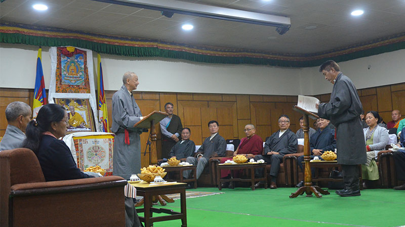 ༢༠༡༩་ལོའི་ཟླ་༡༠་ཚེས་༧ ཉིན། དཔལ་ལྡན་ཁྲིམས་ཞིབ་པ་ཆེ་བ་བཀའ་བརྒྱུད་དོན་གྲུབ་མཆོག་གི་མདུན་ནས། དབུས་འོས་བསྡུ་ལས་ཁང་གི་སྤྱི་ཁྱབ་འགན་འཛིན་དང་ལས་བྱེད་འདེམས་བསྐོ་ལྷན་ཁང་གི་ཚོགས་གཙོ་གཅིག་ལྕོགས་དཔེ་ཟུར་དབང་འདུས་ཚེ་རིང་མཆོག་གི་ལས་ཁུར་དམ་བཅའ་ཞུ་སྐབས།