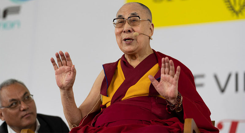 ༢༠༡༩་ལོའི་ཟླ་༩་ཚེས་༢༠་ཉིན། ལྡི་ལི་ཤྲི་རཱམ་སློབ་གྲྭར་བཀའ་སློབ་གནང་སྐབས། སྐུ་པར། རྒྱལ་བ་རིན་པོ་ཆེའི་དྲ་རྒྱ།