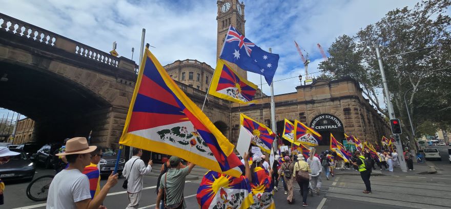 བོད་མིའི་གསུམ་བཅུའི་དུས་དྲན་ཐེངས་༦༦པ་ཨོ་གླིང་སི་ཌི་ནེ་གྲོང་ཁྱེར་དུ་སྲུང་བརྩི།