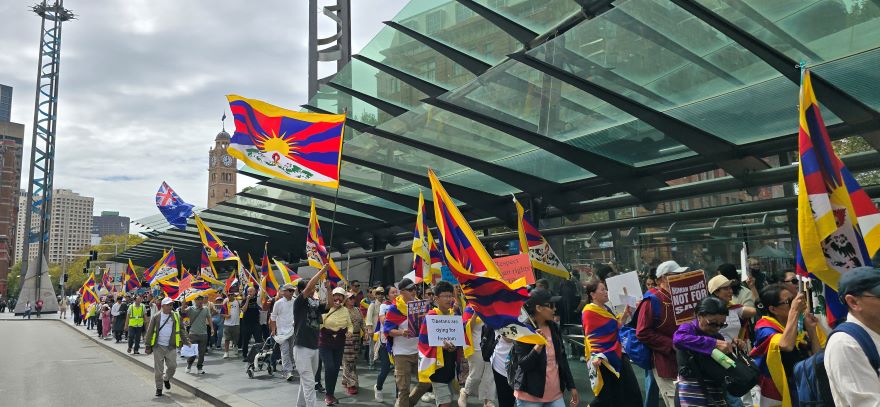 བོད་མིའི་གསུམ་བཅུའི་དུས་དྲན་ཐེངས་༦༦པ་ཨོ་གླིང་སི་ཌི་ནེ་གྲོང་ཁྱེར་དུ་སྲུང་བརྩི།