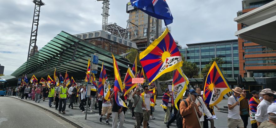 བོད་མིའི་གསུམ་བཅུའི་དུས་དྲན་ཐེངས་༦༦པ་ཨོ་གླིང་སི་ཌི་ནེ་གྲོང་ཁྱེར་དུ་སྲུང་བརྩི།