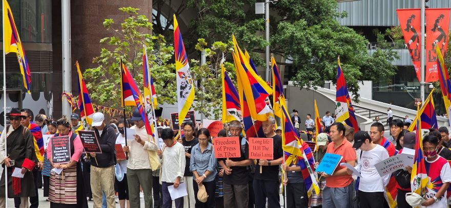 བོད་མིའི་གསུམ་བཅུའི་དུས་དྲན་ཐེངས་༦༦པ་ཨོ་གླིང་སི་ཌི་ནེ་གྲོང་ཁྱེར་དུ་སྲུང་བརྩི།