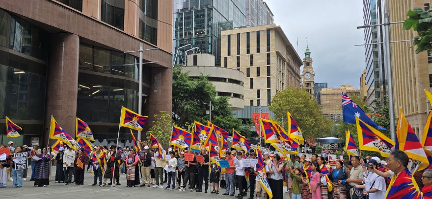 བོད་མིའི་གསུམ་བཅུའི་དུས་དྲན་ཐེངས་༦༦པ་ཨོ་གླིང་སི་ཌི་ནེ་གྲོང་ཁྱེར་དུ་སྲུང་བརྩི།