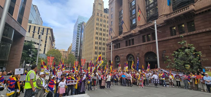 བོད་མིའི་གསུམ་བཅུའི་དུས་དྲན་ཐེངས་༦༦པ་ཨོ་གླིང་སི་ཌི་ནེ་གྲོང་ཁྱེར་དུ་སྲུང་བརྩི།