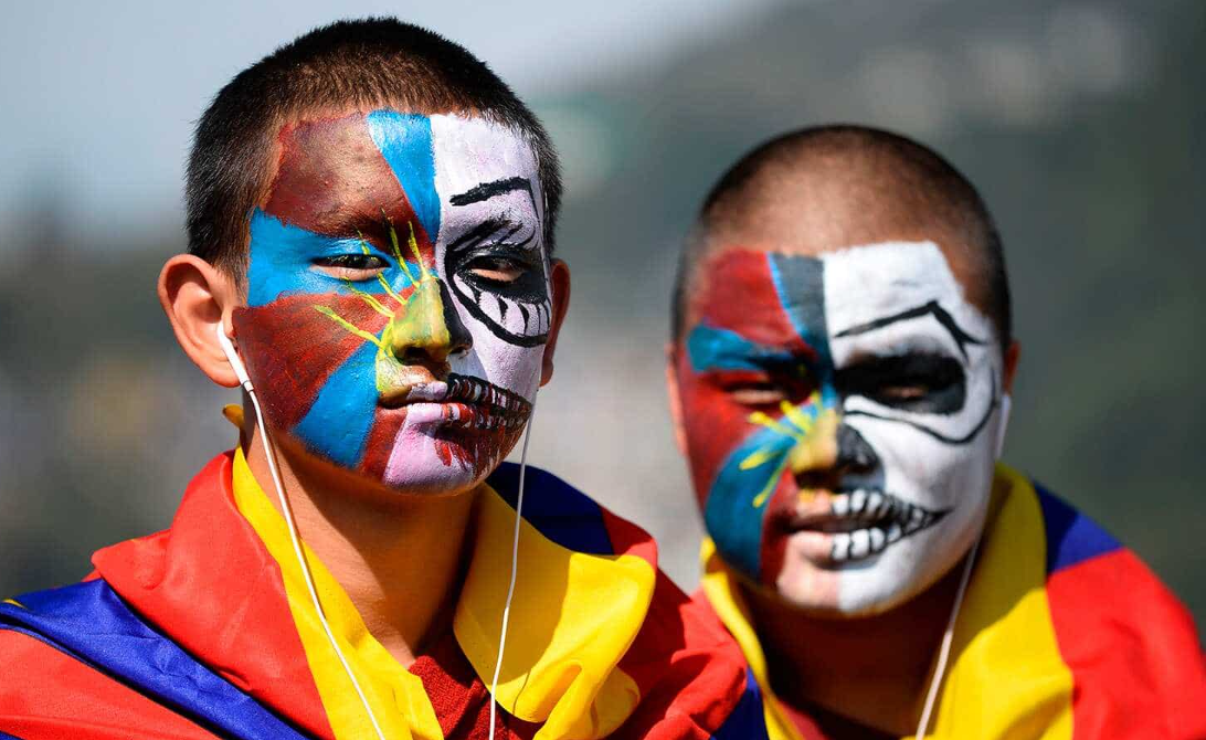 ལོ་རྒྱུས་རང་བཞིན་ལྡན་པའི་བོད་རྒྱལ་ཁབ་ཆེན་པོའི་རྒྱལ་དར་གནམ་ལ་འཕྱར།