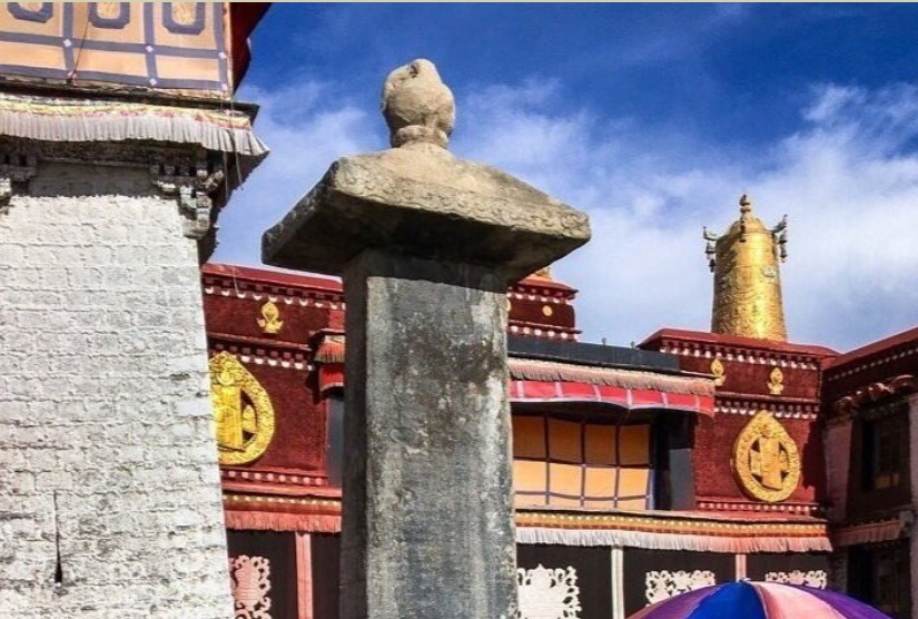 ལོ་རྒྱུས་རིང་བཞིན་ལྡན་པའི་བོད་རྒྱལ་ཁབ་ཀྱི་རྒྱལ་ས་ལྷ་ས་རུ་བཞེངས་ཡོད་པའི་རྡོ་རིང༌གསུམ།