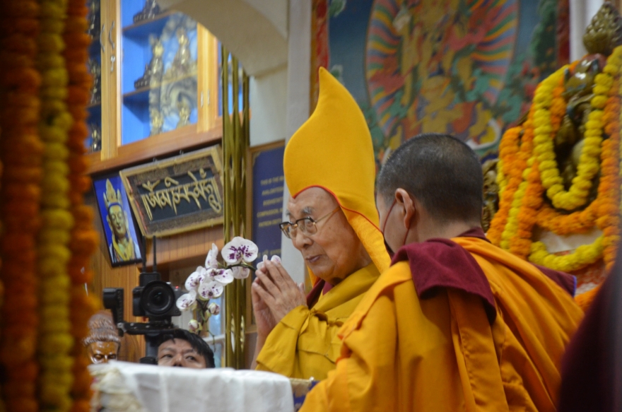 ཚེ་དཔག་མེད་དྭངས་མ་བཅུད་འདྲེན་གྱི་སྒོ་ནས་ྋགོང་ས་མཆོག་ལ་བརྟན་བཞུགས་བསྟར་འབུལ།