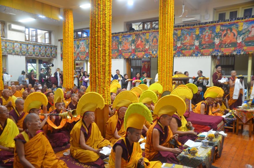 ཚེ་དཔག་མེད་དྭངས་མ་བཅུད་འདྲེན་གྱི་སྒོ་ནས་ྋགོང་ས་མཆོག་ལ་བརྟན་བཞུགས་བསྟར་འབུལ།