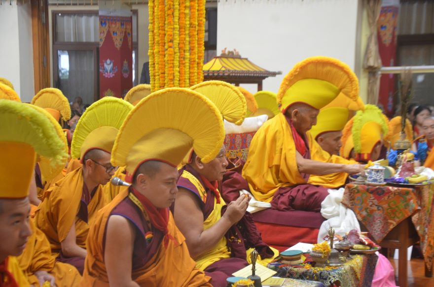 ཚེ་དཔག་མེད་དྭངས་མ་བཅུད་འདྲེན་གྱི་སྒོ་ནས་ྋགོང་ས་མཆོག་ལ་བརྟན་བཞུགས་བསྟར་འབུལ།