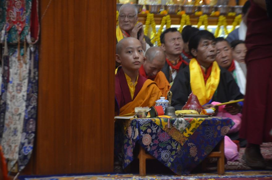 ཚེ་དཔག་མེད་དྭངས་མ་བཅུད་འདྲེན་གྱི་སྒོ་ནས་ྋགོང་ས་མཆོག་ལ་བརྟན་བཞུགས་བསྟར་འབུལ།