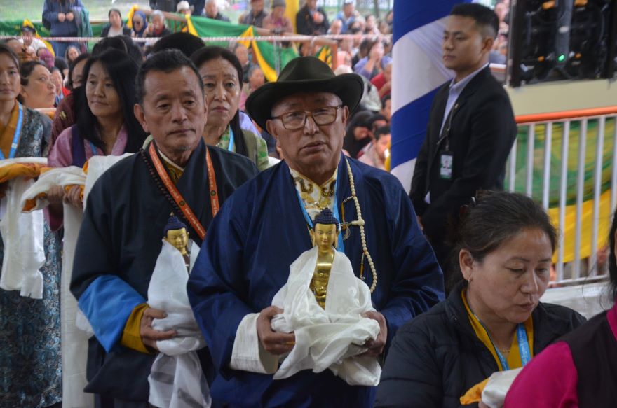 ཚེ་དཔག་མེད་དྭངས་མ་བཅུད་འདྲེན་གྱི་སྒོ་ནས་ྋགོང་ས་མཆོག་ལ་བརྟན་བཞུགས་བསྟར་འབུལ།
