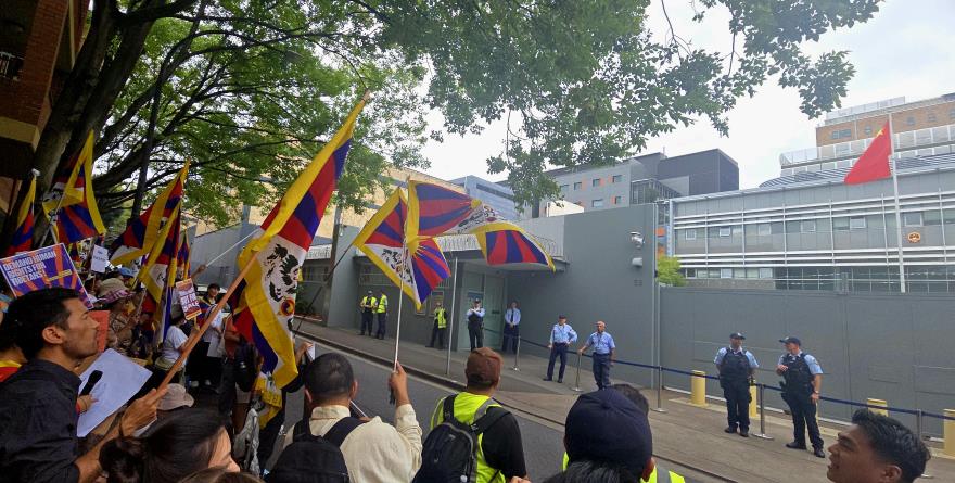 ཨོ་གླིང་སེ་ཌི་ནེ་གྲོང་ཁྱེར་དུ་རྒྱ་དམར་གཞུང་ཚབ་ལས་ཁུངས་མདུན་ལ་ངོ་རྒོལ།