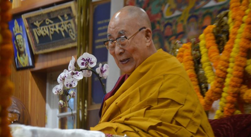 ཕྱི་ལོ་༢༠༢༥ ཟླ་བ་༥ ཚེས་༧ ཉིན། བཞུགས་སྒར་དྷ་རམ་སའི་ཐེག་ཆེན་ཆོས་གླིང་གཙུག་ལག་ཁང་དུ། ཚོགས་པ་གསུམ་ནས་༸གོང་ས་མཆོག་ལ་བརྟན་བཞུགས་བསྟར་འབུལ་ཞུས་སོང་། པར། བོད་ཀྱི་ཆ་འཕྲིན།